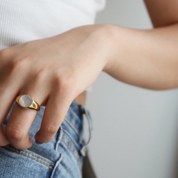 NEW 18K Gold Plated Mother of Pearl Round Signet Ring - Picture 6 of 6